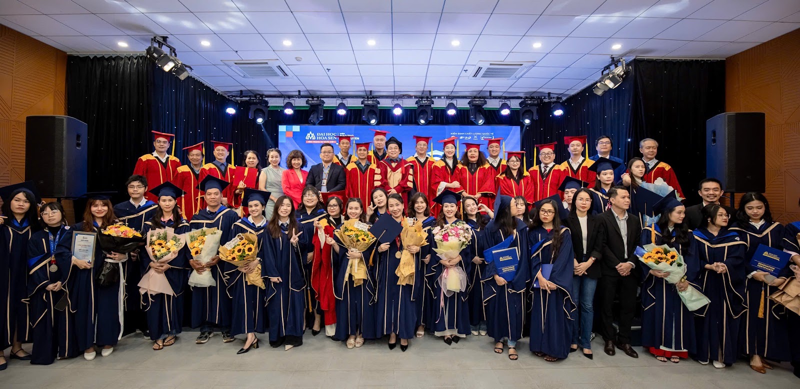 Lễ tốt nghiệp đại học từ xa Đại học hoa Sen